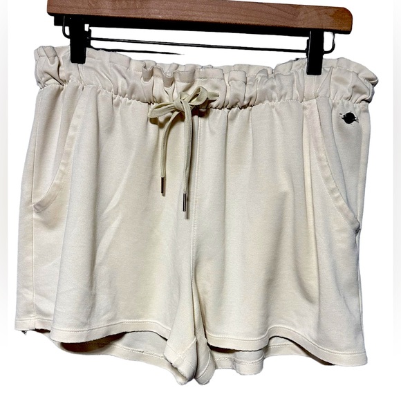 CALIA by Carrie Underwood Pants - Calia  Carrie Underwood Cream Drawstring Lightweight Athleisure Short Medium EUC